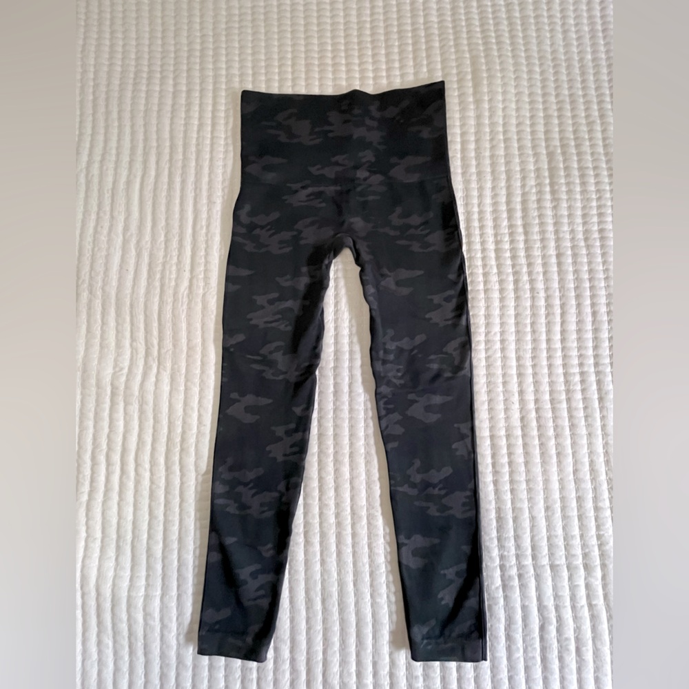 Spanx Womens Leggings Black Gray Size XL Camo Mid Rise Cropped Nylon Blend